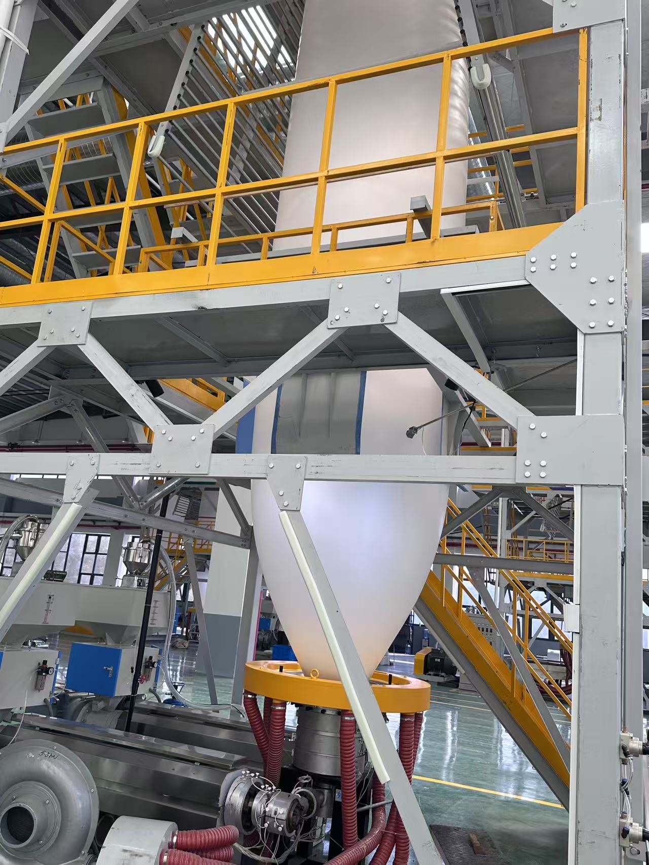 製造基地｜吹膜產線 3